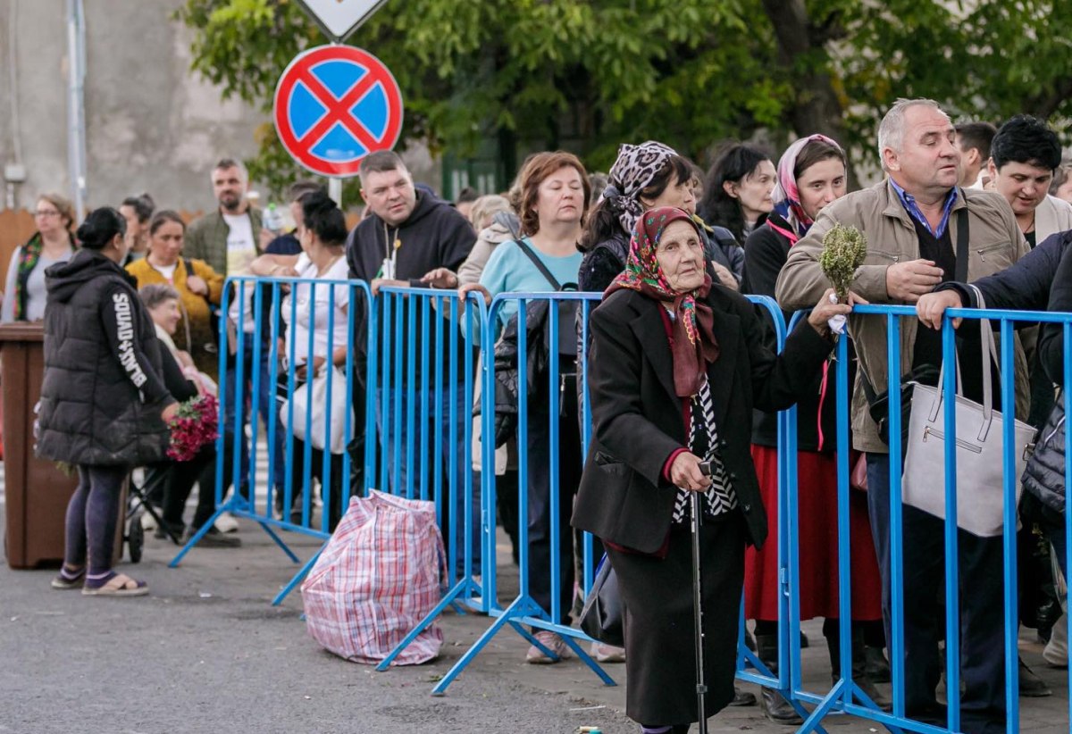 Peste 300.000 de oameni s-au închinat la moaştele Sfintei Cuvioase Parascheva, la Iași. 50.000 încă stau la coadă