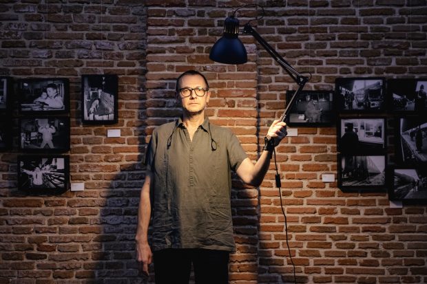 INTERVIU. De la transhumanță la oile care sunt duse la munte cu mașina. Un fotograf român a urmărit timp de 15 ani ciobanii din șase țări: „Mersul pe jos nu ajută doar omul, ci și oaia”