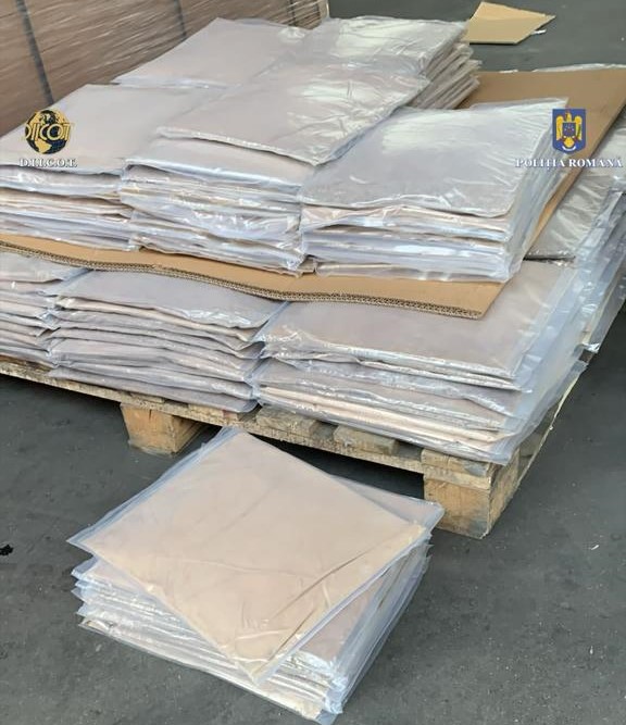 Paltonul uriaș și insuportabil de greu: 180 de kilograme de heroină au fost descoperite în Portul Constanța. Dezlănțuirea adevărului - unde erau ascunse drogurile 5 droguri portul constanta 5