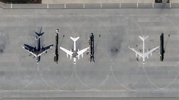 Avionele momeală: Rușii „pictează” bombardiere strategice pe pista bazei aeriene Engels, pentru a-i păcăli pe ucraineni | FOTO