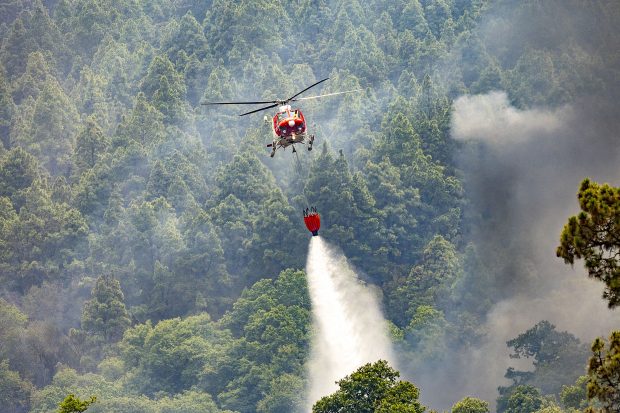 Incendiu de amploare în Tenerife. Mii de persoane, evacuate din calea flăcărilor