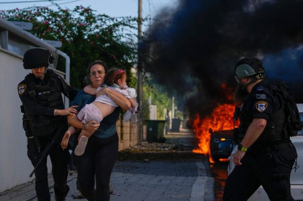„Netanyahu, te implor, trimite elicopterele!” Ostaticii luați de Hamas – copii, vârstnici, soldați – vor influența răspunsul militar al Israelului în Gaza