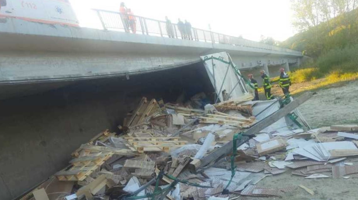 Un TIR a căzut de pe un pod din Vâlcea, după ce a lovit o betonieră