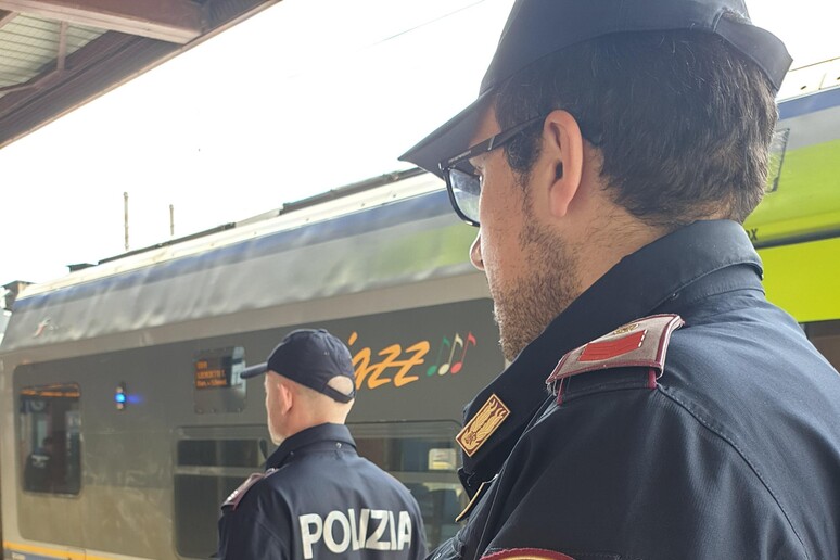 Un Român Care și-a Pierdut Rucsacul Pe Un Peron De Gară, în Italia, A Fost Arestat Pe Loc De Polițiștii Care L-au Văzut Cum îl Căuta Un Român Care și-a Pierdut Rucsacul Pe Un Peron De Gară, în Italia, A Fost Arestat Pe Loc De Polițiștii Care L-au Văzut Cum îl Căuta