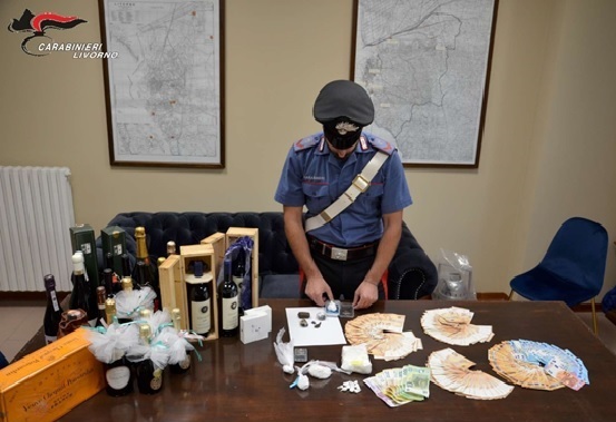 În Casa Unei Românce, Polițiștii Italieni Au Găsit Vinul și Mărturiile Furate De La O Viitoare Mireasă și 365 De Grame De Cocaină În Casa Unei Românce, Polițiștii Italieni Au Găsit Vinul și Mărturiile Furate De La O Viitoare Mireasă și 365 De Grame De Cocaină