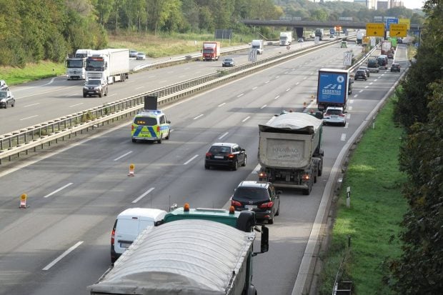 Un șofer maghiar de TIR a anunțat poliția că s-a tras asupra lui dintr-un Peugeot înmatriculat în România care-l depășea, pe o autostradă din Germania