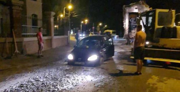 Un șofer a rămas cu mașina blocată în betonul proaspăt turnat pe o stradă din Oradea