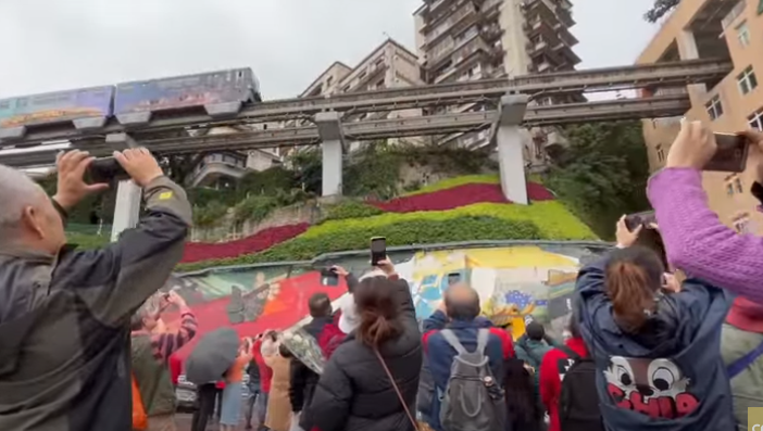 „Obiectiv turistic”. Metroul chinezesc care intră prin bloc și are stație la etajul al 19-lea. VIDEO