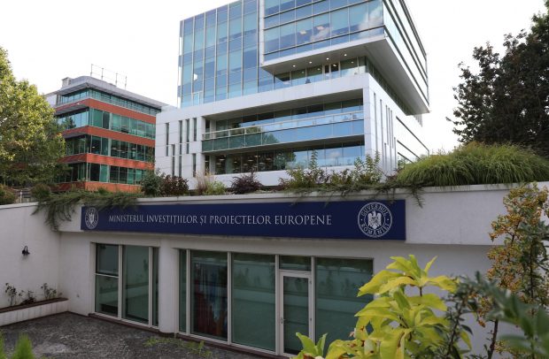 Director din Ministerul Fondurilor Europene, acuzat că cerea lunar taxe din salariul unor femei pe care le-a ajutat să se angajeze