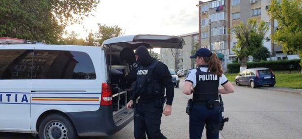 Percheziții în 6 județe și în București la o rețea de falsificatori de buletine, cu ajutorul cărora au luat peste 230 de credite online. La cât se ridică prejudiciul