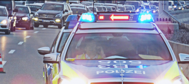 Un șofer beat a oprit camionul pe banda din mijloc a autostrăzii și s-a culcat, în Germania