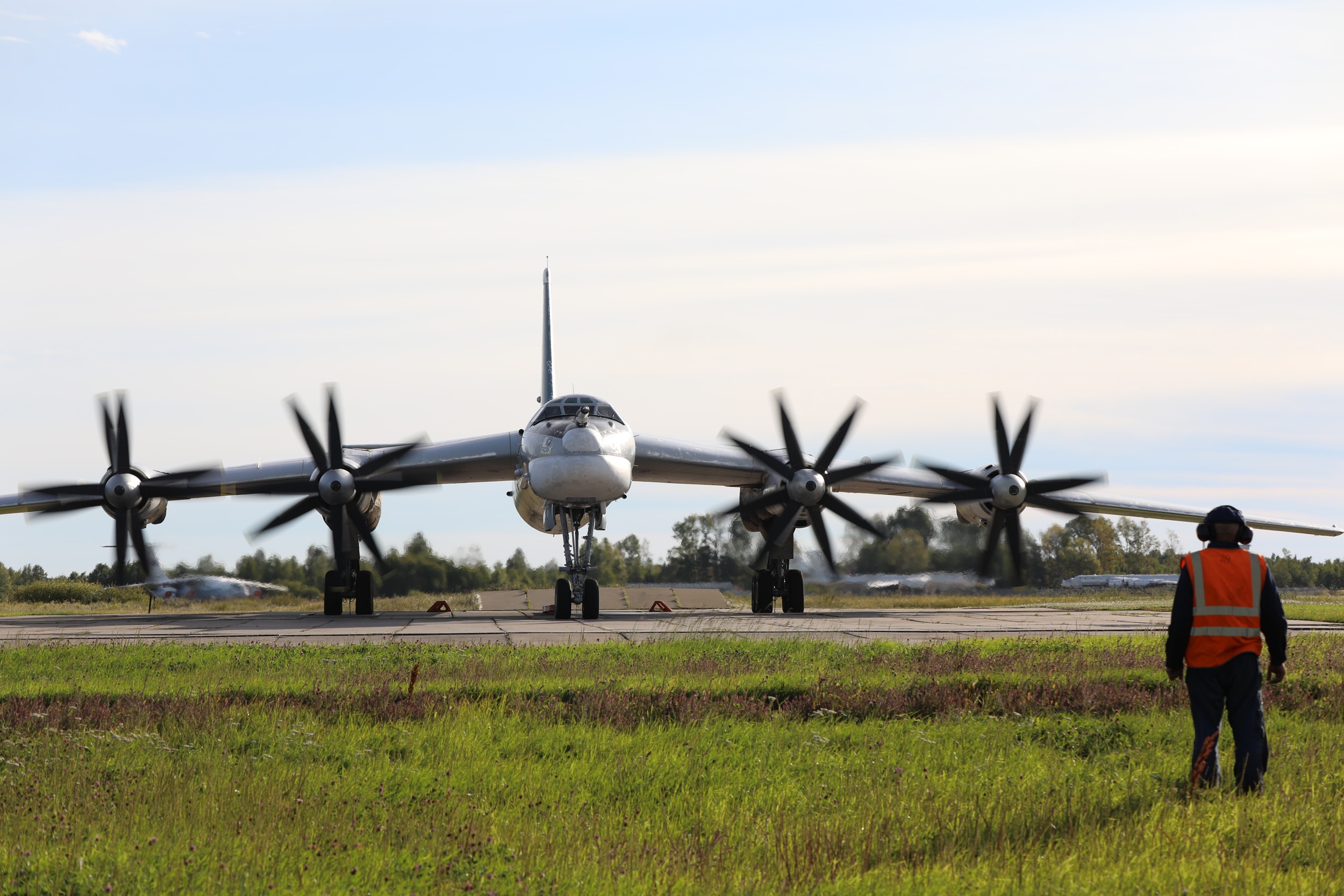 Avioanele-momeală: Rușii „pictează" Bombardiere Strategice Pe Pista Bazei Aeriene Engels, Pentru A-i Păcăli Pe Ucraineni | FOTO Avioanele-momeală: Rușii „pictează" Bombardiere Strategice Pe Pista Bazei Aeriene Engels, Pentru A-i Păcăli Pe Ucraineni | FOTO