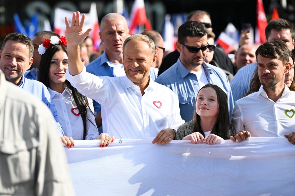 Miting masiv al opoziției din Polonia înaintea alegerilor: "Semnalul renașterii poloneze" pe străzile din Varșovia 1 profimedia 0809971193
