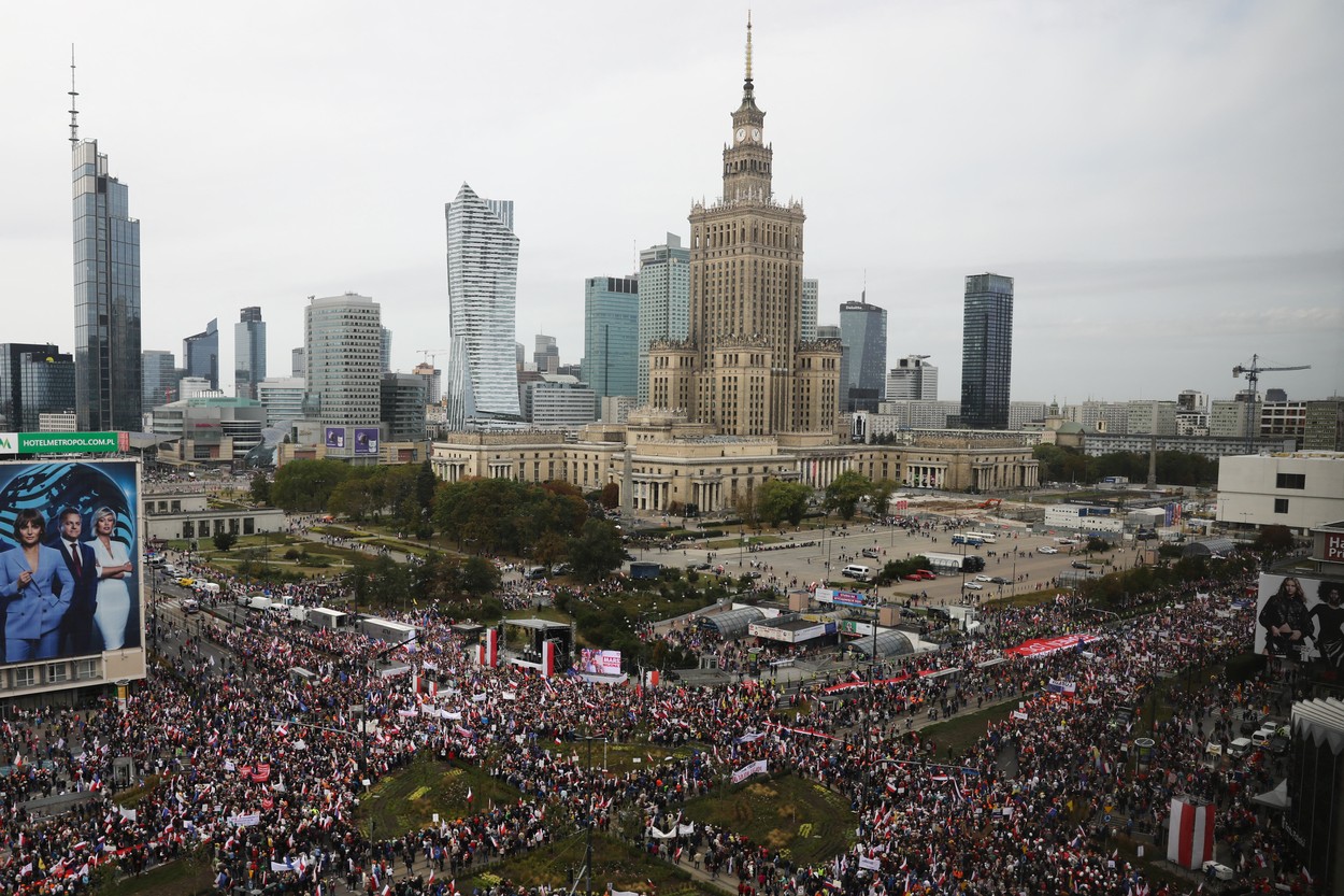 Miting De Amploare Al Opoziției Din Polonia Pe Străzile Din Varșovia, Cu Două Săptămâni înainte De Alegeri: „Semnalul Renașterii Poloneze” Miting De Amploare Al Opoziției Din Polonia Pe Străzile Din Varșovia, Cu Două Săptămâni înainte De Alegeri: „Semnalul Renașterii Poloneze”