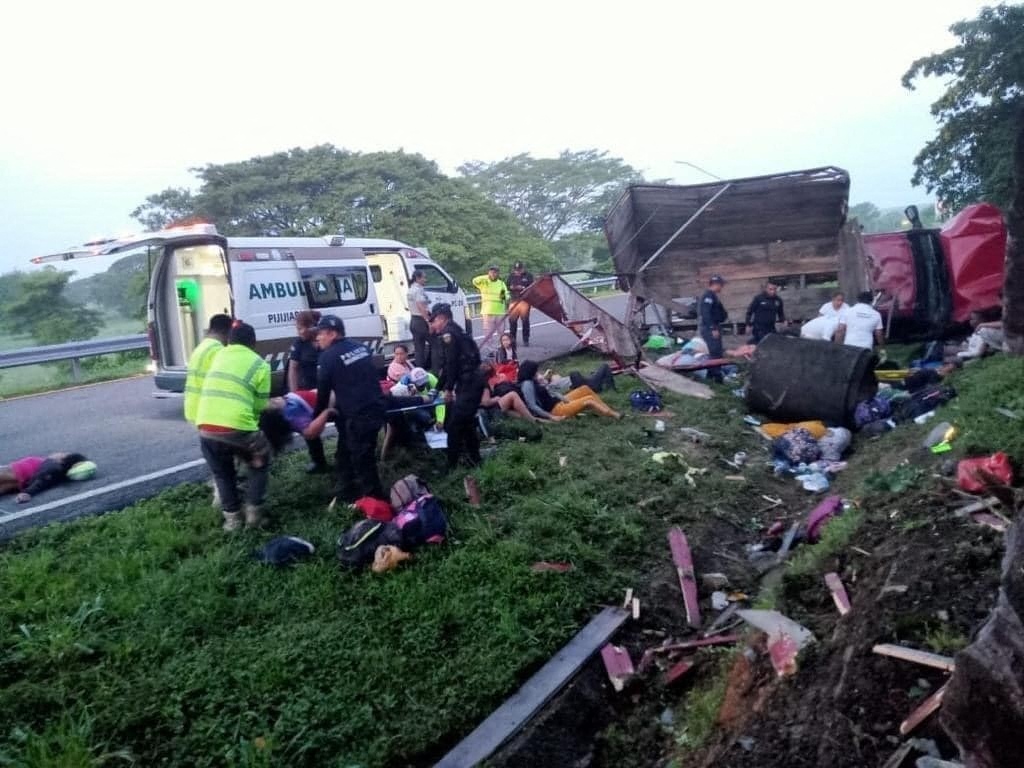 10 Migranți Care Călătoreau Clandestin într-un Camion Rudimentar Au Murit, într-un Accident Rutier Produs în Mexic. Alți 25 Sunt Răniți 10 Migranți Care Călătoreau Clandestin într-un Camion Rudimentar Au Murit, într-un Accident Rutier Produs în Mexic. Alți 25 Sunt Răniți