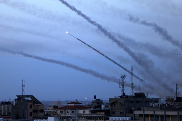 Israel a fost lovit de zeci de rachete palestiniene trimise din Fâșia Gaza. Cel puțin o persoană a murit