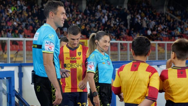 Scandal de sexism în Serie A, după ce un arbitru a refuzat să îi strângă mâna asistentei sale. Decizia Asociației Italiene