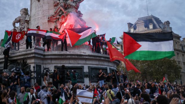 Tensiuni la Paris, după ce sute de oameni au manifestat în favoarea Palestinei. Poliția a folosit gaze lacrimogene ca să-i disperseze