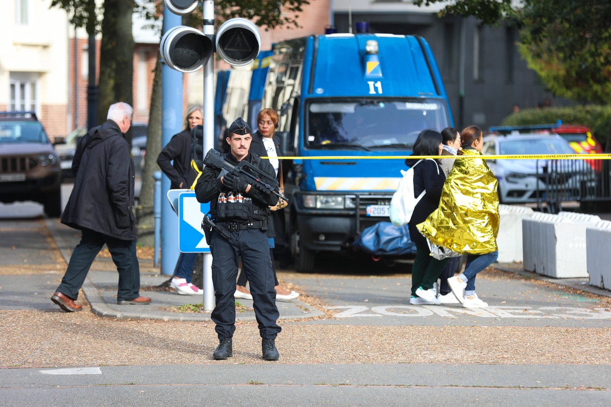 Alertă cu bombă la școala din Franța la care un profesor a fost ucis vineri. Elevii și profesorii au fost evacuați