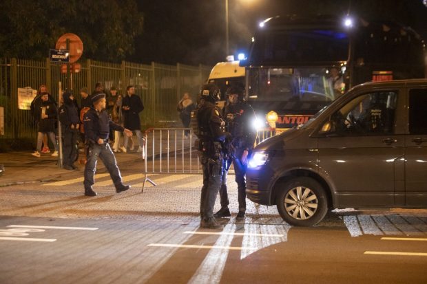 Atac terorist în Bruxelles: Poliția l-a arestat pe bărbatul care a ucis doi cetățeni suedezi înainte de meciul de fotbal Belgia – Suedia