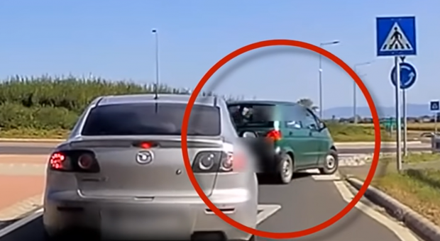 „Cine i-o fi dat permisul?”. Pe unde a luat-o un șofer de Matiz într-un sens giratoriu din Ungaria | VIDEO