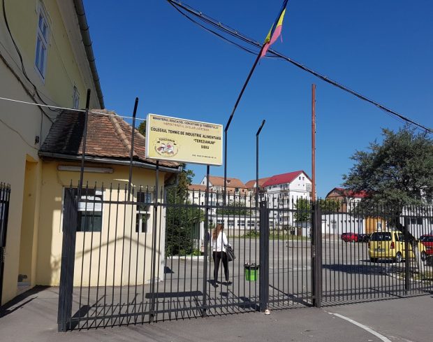 Un paznic din Sibiu a dat cu spray lacrimogen în ochii unui elev pentru că a călcat pe iarbă – VIDEO