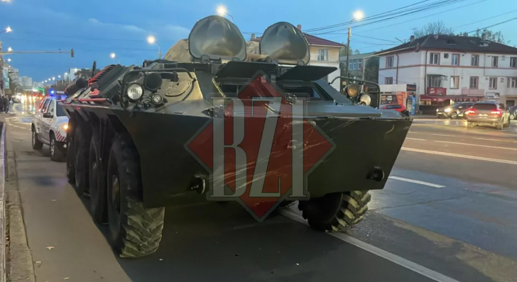 Accident cu un vehicul militar, la Iași: un TAB al Armatei a distrus o mașină condusă de o femeie, care nu a acordat prioritate