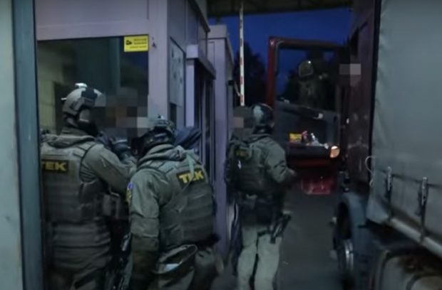 Vameșii maghiari care au cerut unui camionagiu 1.500 de euro ca să-l lase să intre în România, arestați cu mascații. VIDEO