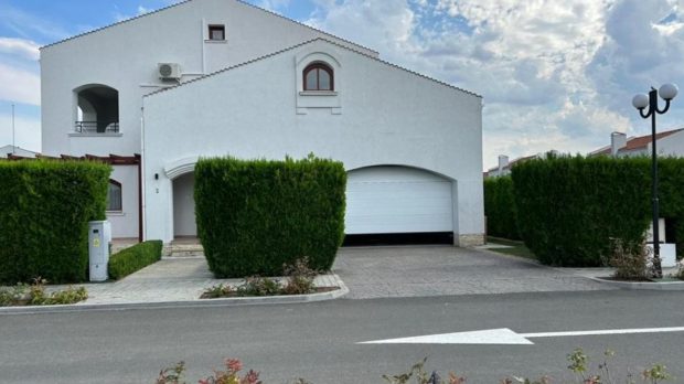 Cauți o investiție pe litoral? Viitorul proprietar al vilei din imagine poate câștiga și 13.900 euro/lună