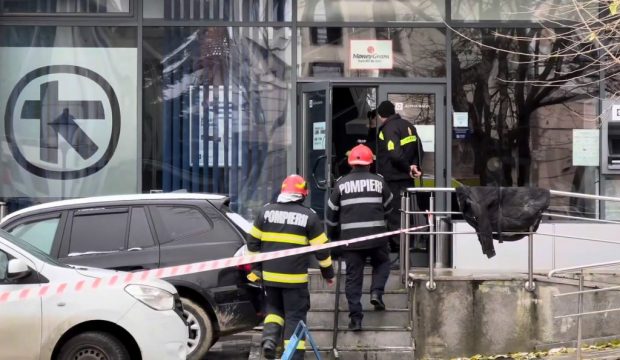 Tavanul unei bănci din Dej s-a prăbușit peste mai mulți oameni. Două persoane, transportate la spital