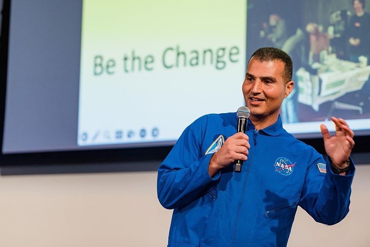 Inginerul care a inventat motorul elicopterului Ingenuity, din Gaza, vorbeste despre disparitia parintilor săi din cauza bombardamentului.