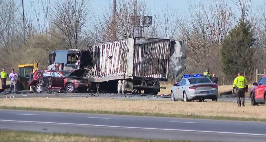 Tragedie pe autostradă din SUA: șase morți în accident cu mașini. Tragedie pe autostradă din SUA: șase morți în accident cu mașini.