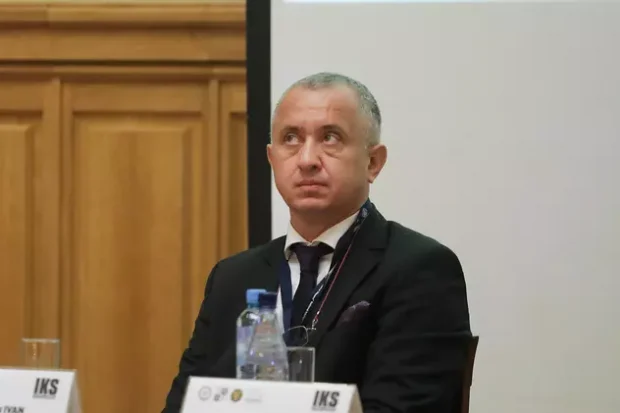 INVESTIGAȚIE. Academia SRI spune nu va verifica niciuna dintre cărţile copiate de Adrian Ivan, pentru că e rector, nu ”profesor titular pe post”