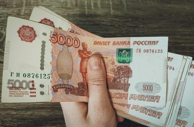 Cel puțin un miliard de ruble în bancnote false, distribuite inclusiv de bancomate, împrăștiate în toată Rusia. 24 de oameni au fost arestați