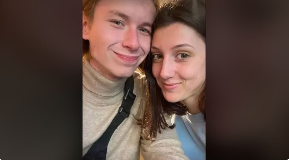 Un tânăr a cerut-o pe iubita lui în căsătorie într-un adăpost anti-bombă. Un an mai târziu, au fost uciși de o rachetă. Un tânăr a cerut-o pe iubita lui în căsătorie într-un adăpost anti-bombă. Un an mai târziu, au fost uciși de o rachetă.
