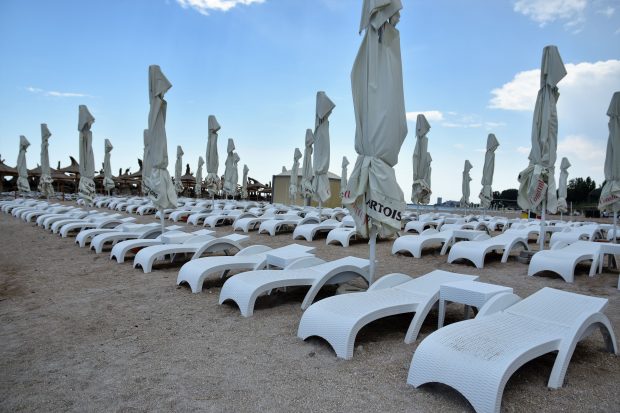 Patronul unui beach bar, suspectat că a închiriat ilegal șezlonguri pe plajă, în Constanța, și a obţinut 643.000 de lei pe care nu i-a declarat