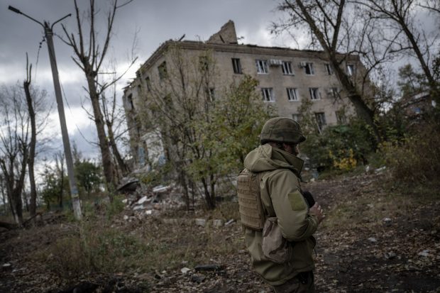 Război în Ucraina, ziua 625 | Forțele ruse încearcă în continuare să înconjoare orașul Avdiivka. Trei oameni au murit în urma atacurilor rusești
