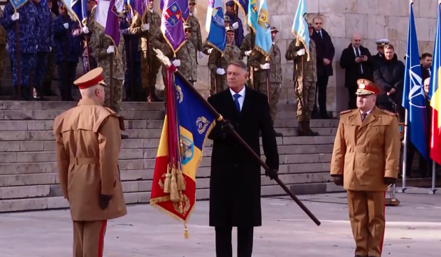 Noul şef al Statului-Major al Apărării a fost învestit. La ceremonia de predare a steagului de luptă a participat președintele Klaus Iohannis