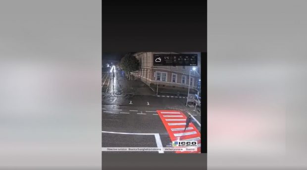 Un bărbat lovit pe trecere, lăsat să zacă pe asfalt, de doi polițiști, în fața sediului din Codlea. „E posibil aşa ceva? Ia uitaţi-vă la el!”