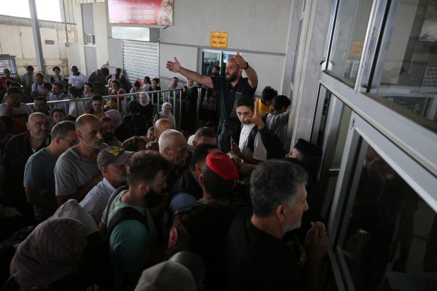 Peste 400 de oameni, evacuați în Egipt din Gaza. Tabăra de refugiaţi de la Jabalia, lovită din nou de Israel, acuză Hamas