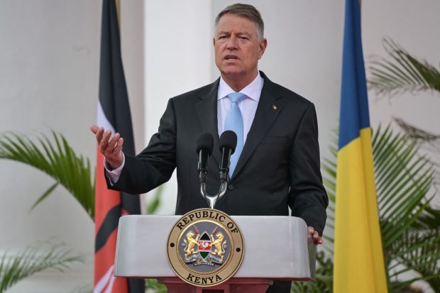 REPORTAJ DIN CAPUL VERDE. „Voi instrui…”. Ce a răspuns Klaus Iohannis la întrebarea: „Dacă credeți în maturitatea cetățenilor români, de ce nu vă faceți publice cheltuielile cu deplasările, ca să le cântărească ei?”