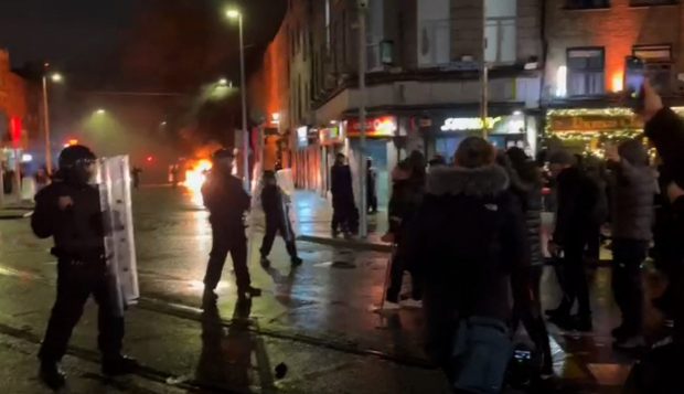 Un bărbat a fost reținut după ce a înjunghiat 2 adulți și 3 copii în apropierea unei școli din Dublin. „Huliganii de extremă dreaptă”, ciocniri violente cu poliția irlandeză