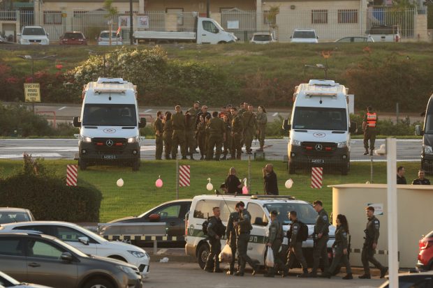 LIVETEXT | Hamas a eliberat primul grup de ostatici israelieni, în prima zi a armistițiului. Pe lângă ei, și 10 thailandezi și un filipinez