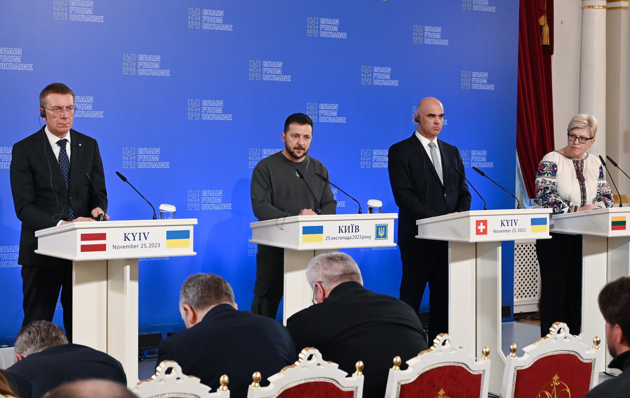 Zelenski: Ucraina cere mai multe arme antiaeriene pentru protecția exporturilor. Zelenski: Ucraina cere mai multe arme antiaeriene pentru protecția exporturilor.