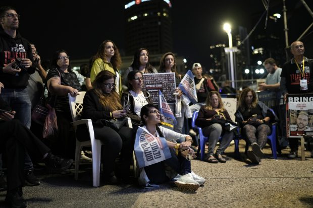 13 israelieni și 7 cetățeni străini au fost predați Crucii Roșii și vor ajunge în Israel. Joe Biden și Egiptul au intervenit pentru a rezolva impasul eliberării ostaticilor