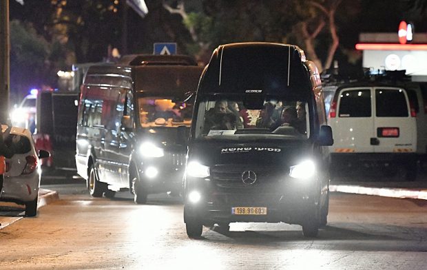LIVETEXT | A treia zi de armistițiu, al treilea grup de ostatici eliberați. Alți 13 israelieni, trei thailandezi și un rus au fost predați Crucii Roșii de către Hamas. Netanyahu a mers în Gaza
