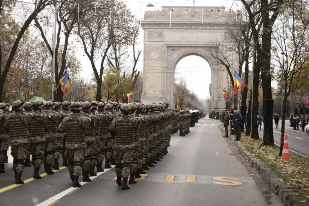 Restricțiile de circulație au aglomerat centrul Bucureștiului, din cauza repetiţiilor pentru parada militară de Ziua Națională