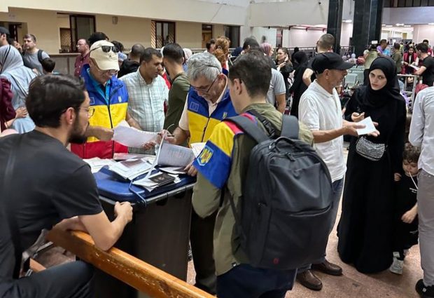 Primii români care au ieşit din Fâşia Gaza au ajuns la București. Urmează al doilea grup