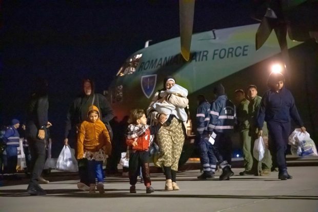 Cei 41 de români evacuaţi din Fâşia Gaza au revenit în țară, după ce aeronava trimisă inițial s-a stricat