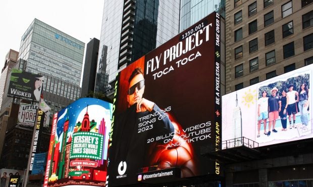 Tudor de la Fly Project, într-o imagine pe panourile din Times Square, în New York. Ce declară artistul: „Muzica poate trece orice barieră”